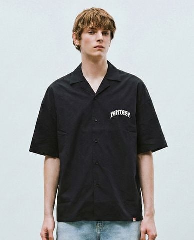  URBAN REVIVO - Áo sơ mi nam cổ bẻ tay ngắn in chữ 