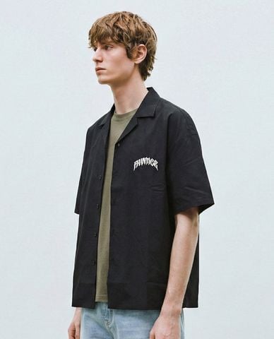  URBAN REVIVO - Áo sơ mi nam cổ bẻ tay ngắn in chữ 