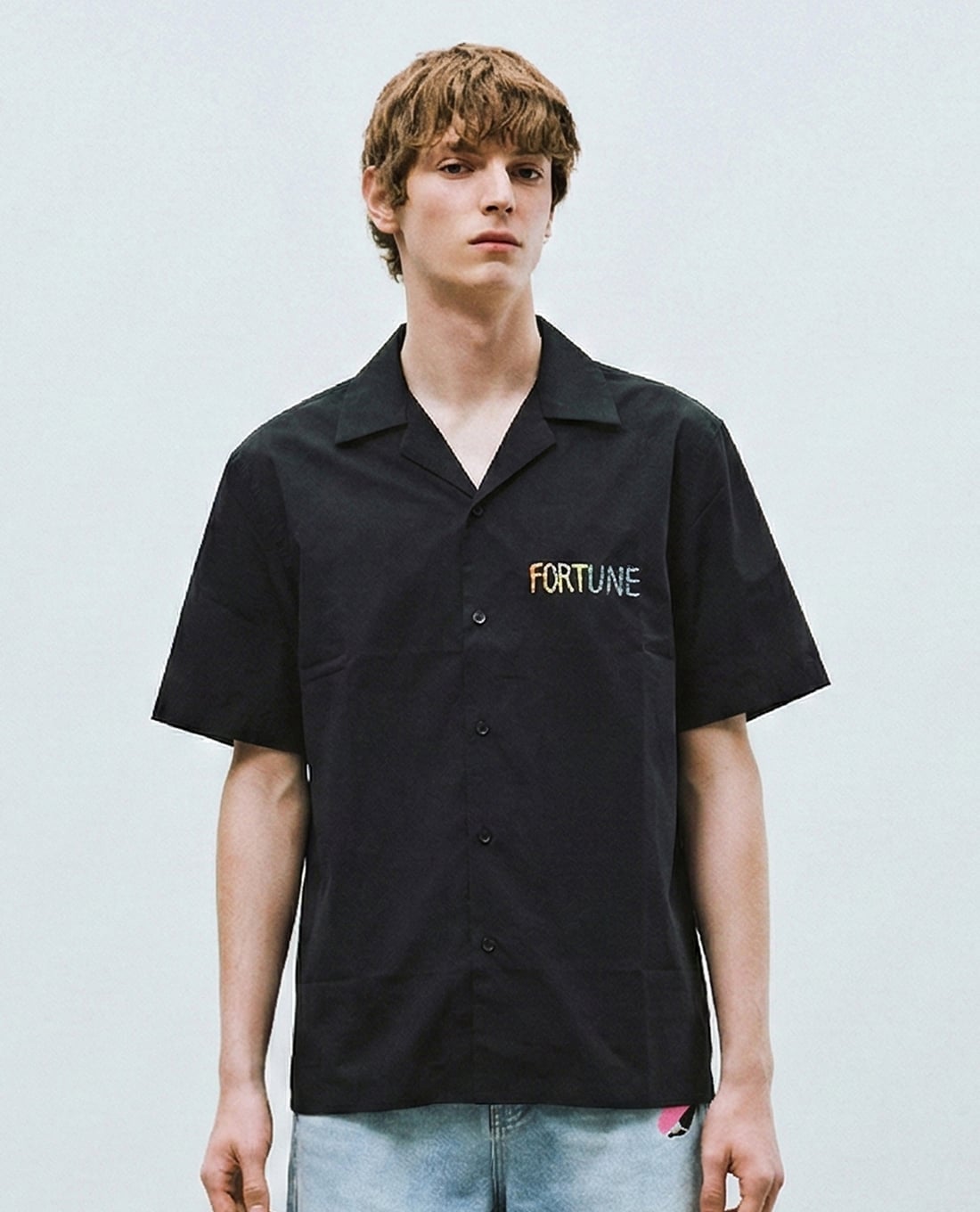 URBAN REVIVO - Áo sơ mi nam cổ bẻ tay ngắn in chữ