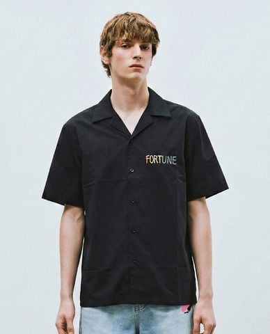  URBAN REVIVO - Áo sơ mi nam cổ bẻ tay ngắn in chữ 