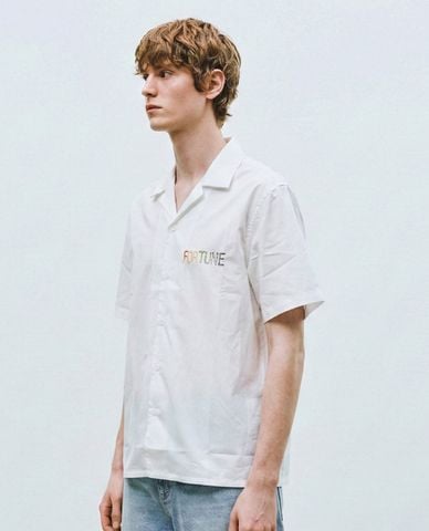  URBAN REVIVO - Áo sơ mi nam cổ bẻ tay ngắn in chữ 