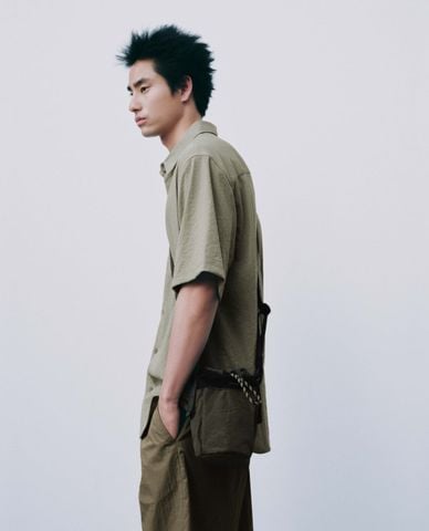  URBAN REVIVO - Áo sơ mi nam cổ bẻ tay ngắn cổ điển 