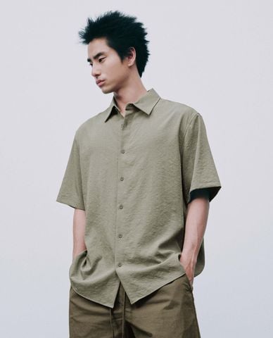  URBAN REVIVO - Áo sơ mi nam cổ bẻ tay ngắn cổ điển 