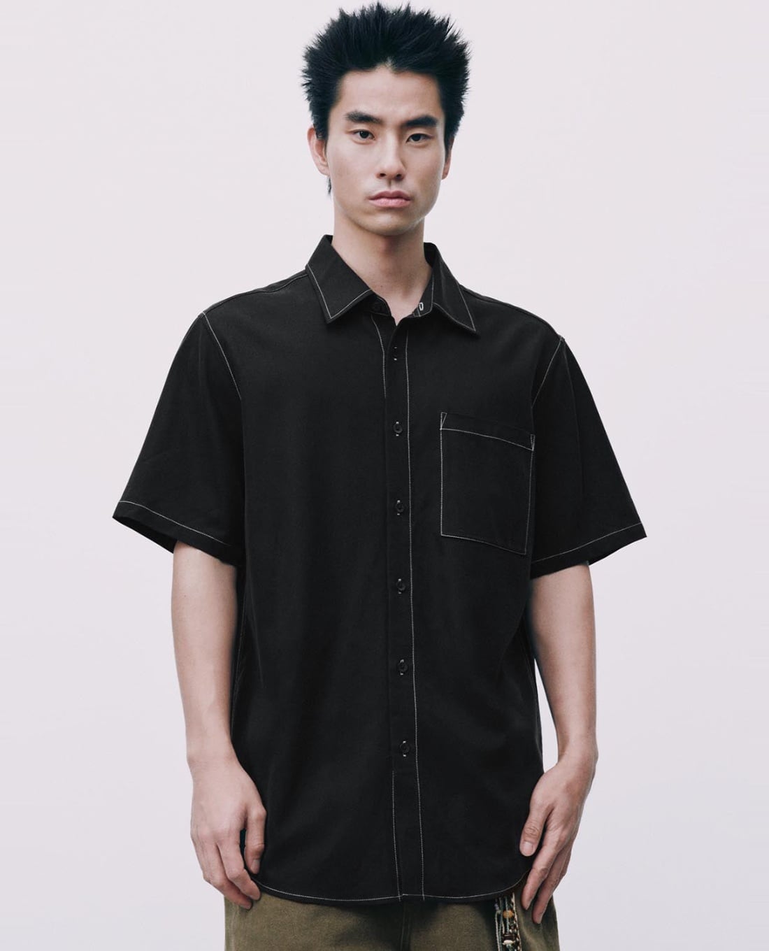 URBAN REVIVO - Áo sơ mi nam cổ bẻ tay ngắn chỉ nổi