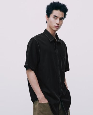  URBAN REVIVO - Áo sơ mi nam cổ bẻ tay ngắn chỉ nổi 