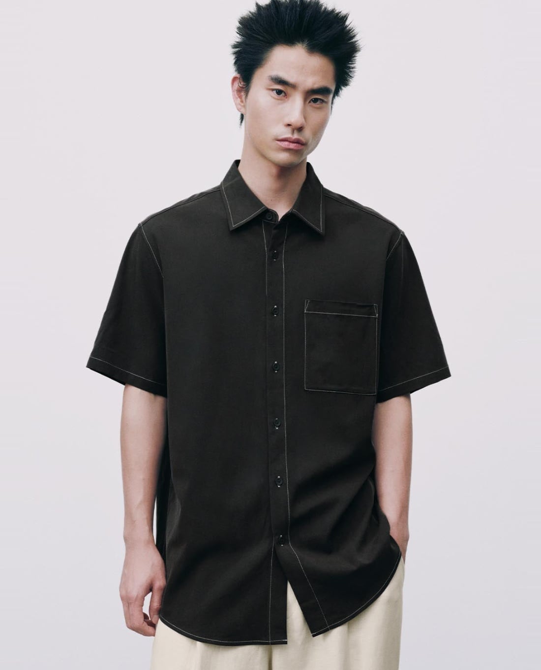 URBAN REVIVO - Áo sơ mi nam cổ bẻ tay ngắn chỉ nổi