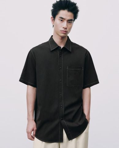  URBAN REVIVO - Áo sơ mi nam cổ bẻ tay ngắn chỉ nổi 