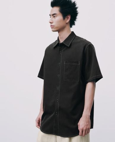  URBAN REVIVO - Áo sơ mi nam cổ bẻ tay ngắn chỉ nổi 