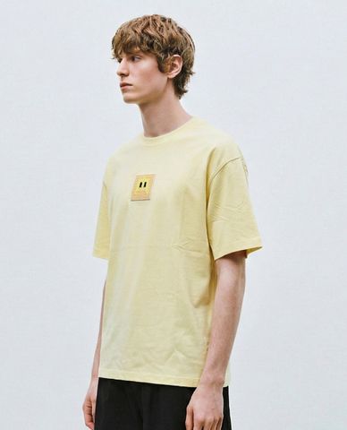  URBAN REVIVO - Áo thun nam cổ tròn tay ngắn in họa tiết 