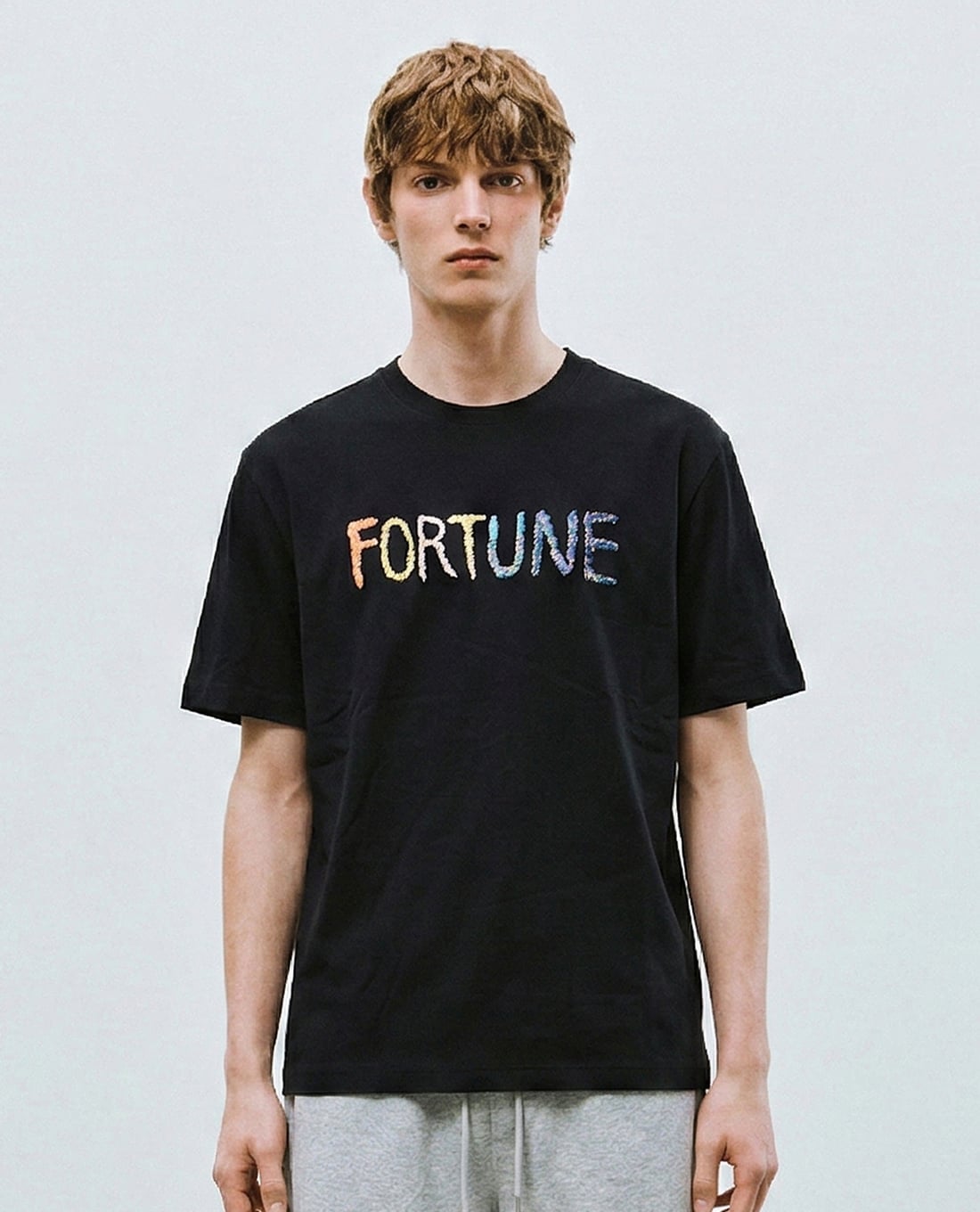 URBAN REVIVO - Áo thun nam cổ tròn tay ngắn in chữ