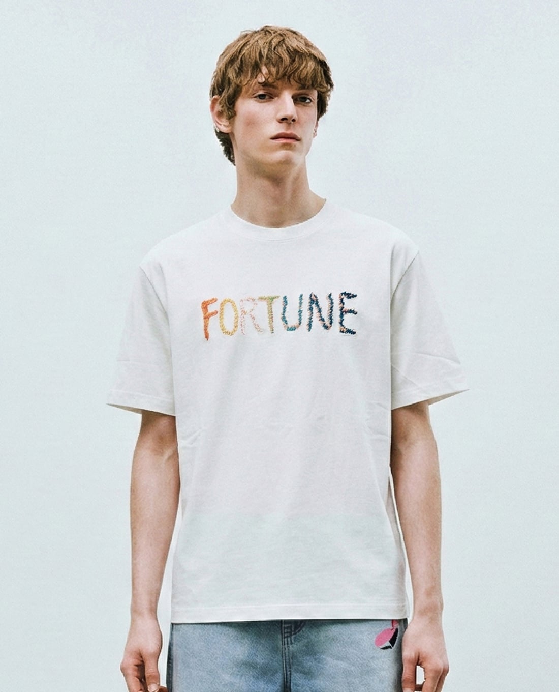 URBAN REVIVO - Áo thun nam cổ tròn tay ngắn in chữ