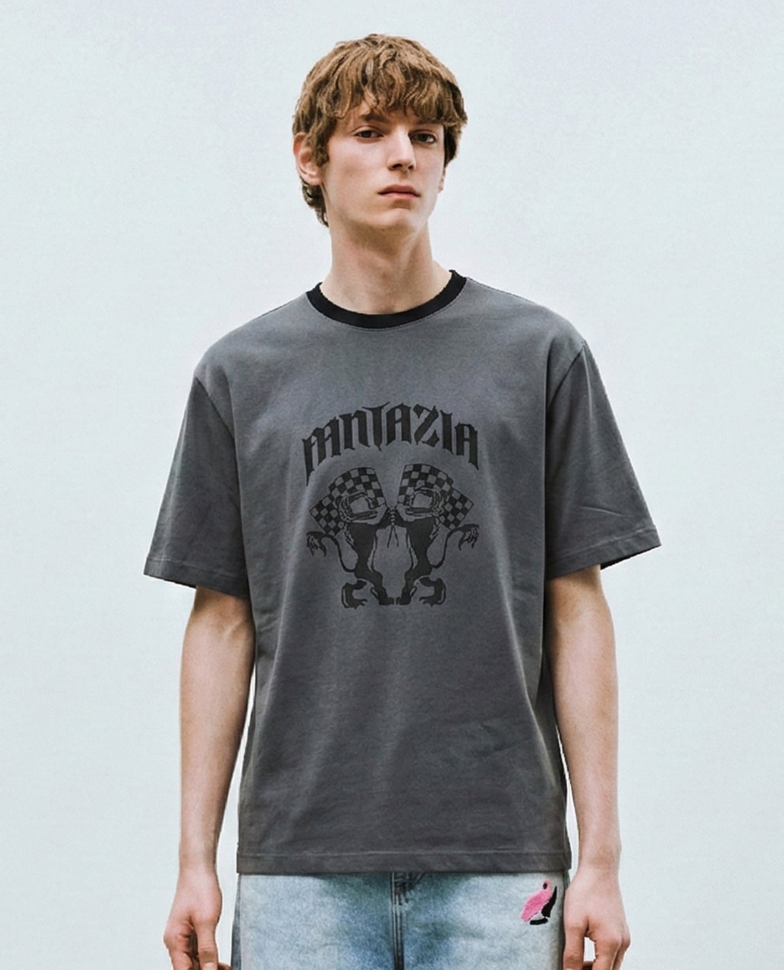 URBAN REVIVO - Áo thun nam cổ tròn tay ngắn in hình