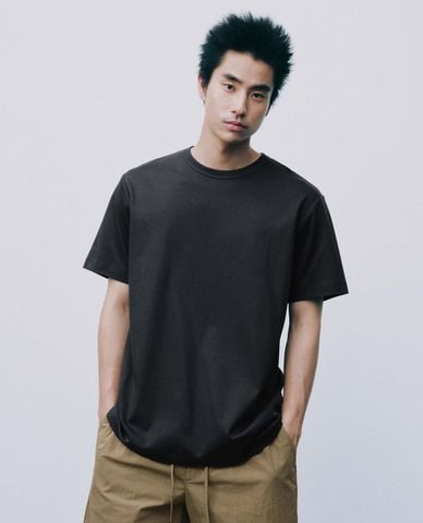  URBAN REVIVO - Áo thun nam cổ tròn tay ngắn tối giản 