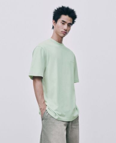  URBAN REVIVO - Áo thun nam cổ tròn tay ngắn phối chữ 
