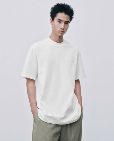  URBAN REVIVO - Áo thun nam cổ tròn tay ngắn phối chữ 