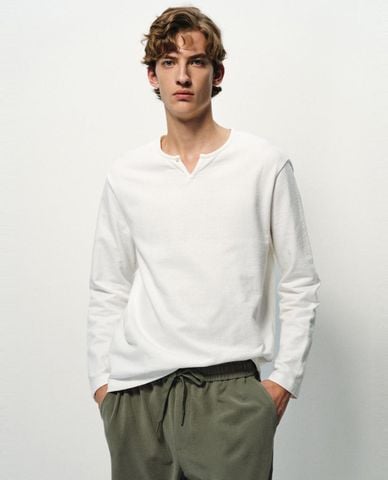  URBAN REVIVO - Áo thun nam cổ henley tay dài 