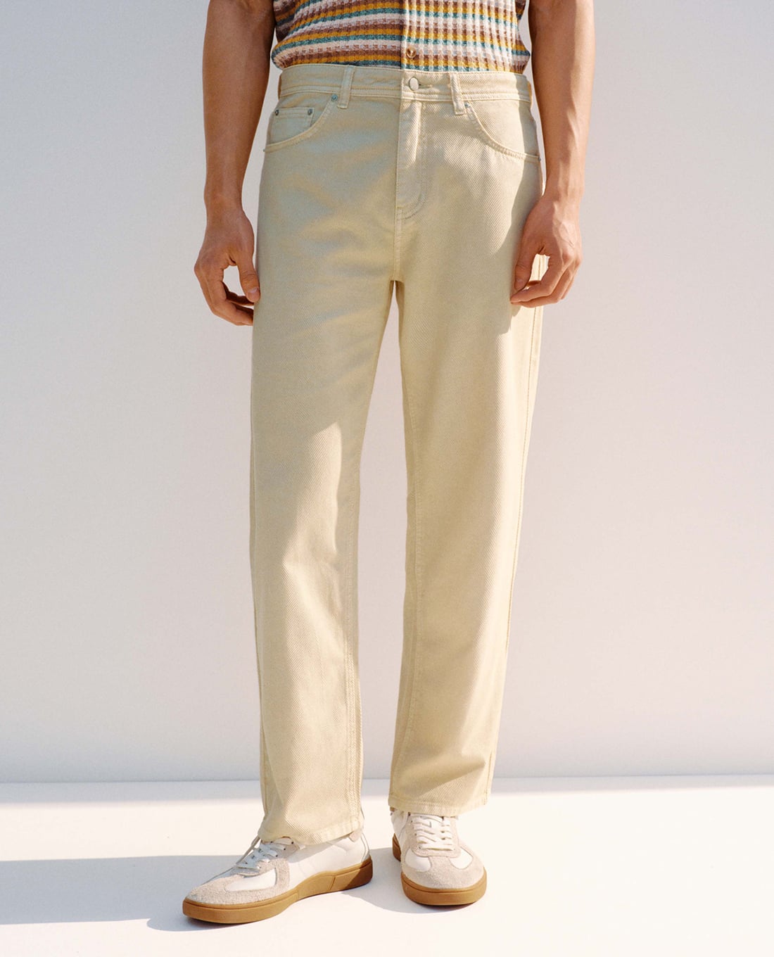 URBAN REVIVO - Quần jeans nam ống đứng hiện đại