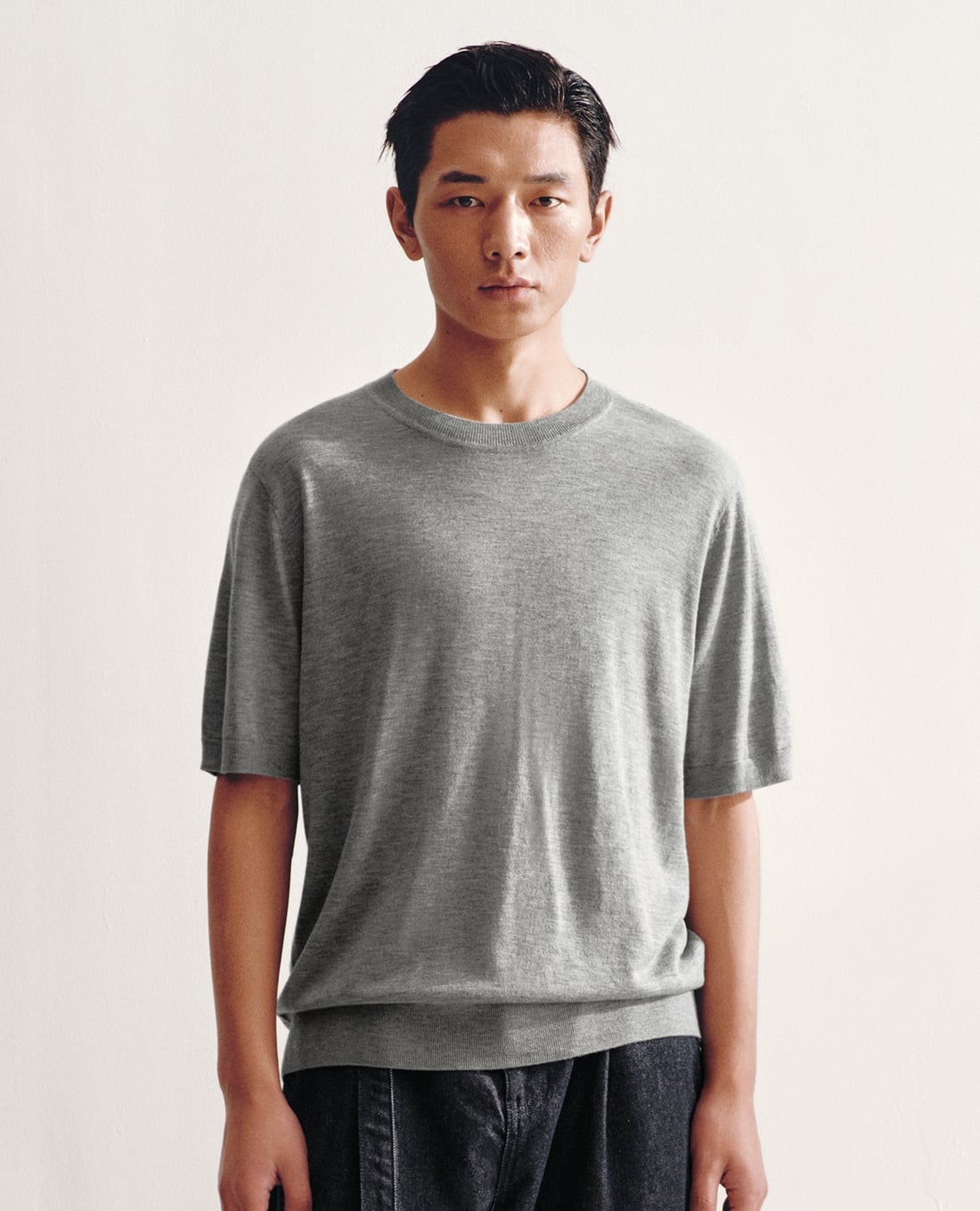 URBAN REVIVO - Áo dệt kim nam cổ tròn tay ngắn bo gấu