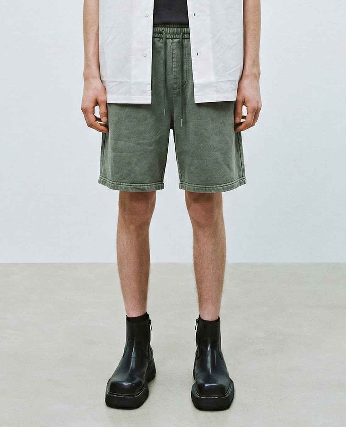 URBAN REVIVO - Quần short jeans nam ống rộng lưng thun