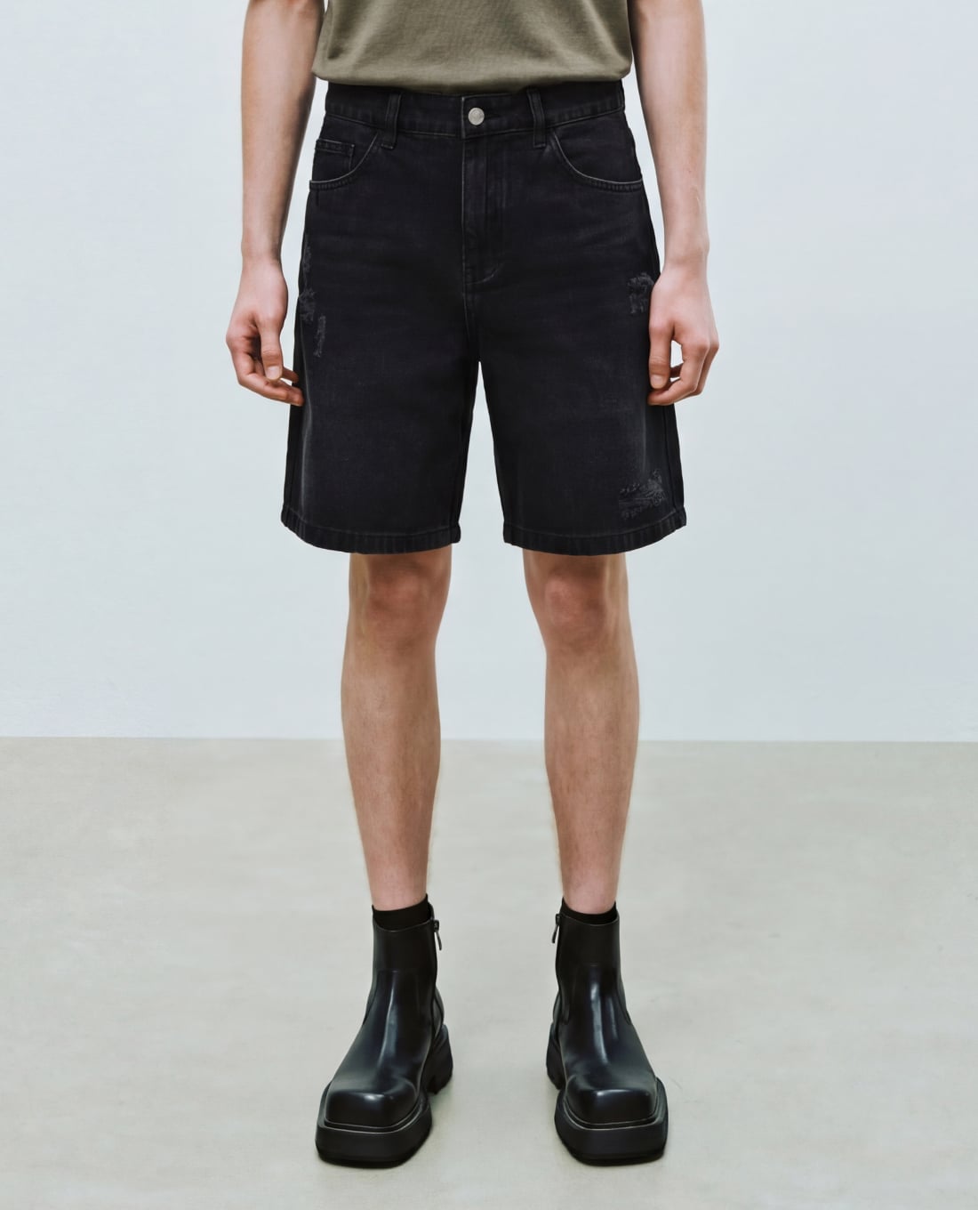 URBAN REVIVO - Quần short jeans nam ống rộng wash đậm