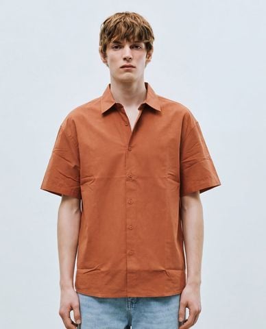  URBAN REVIVO - Áo sơ mi nam cổ bẻ tay ngắn năng động 