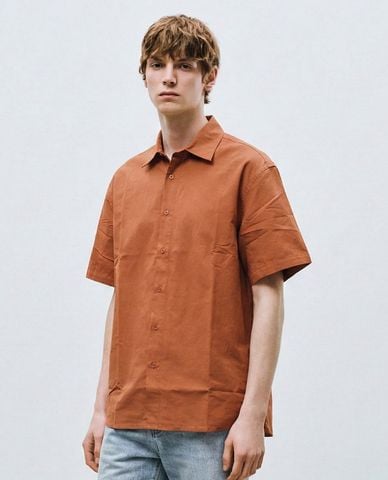  URBAN REVIVO - Áo sơ mi nam cổ bẻ tay ngắn năng động 