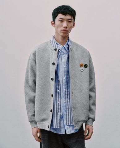  URBAN REVIVO - Áo khoác cardigan nam tay dài phối huy hiệu 