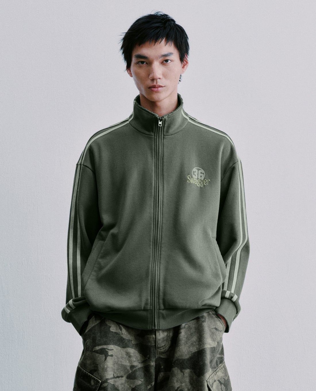 URBAN REVIVO - Áo khoác thể thao nam cổ cao phối viền