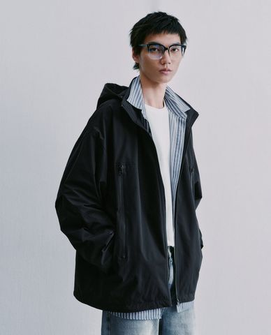  URBAN REVIVO - Áo khoác thể thao nam cổ cao hiện đại 