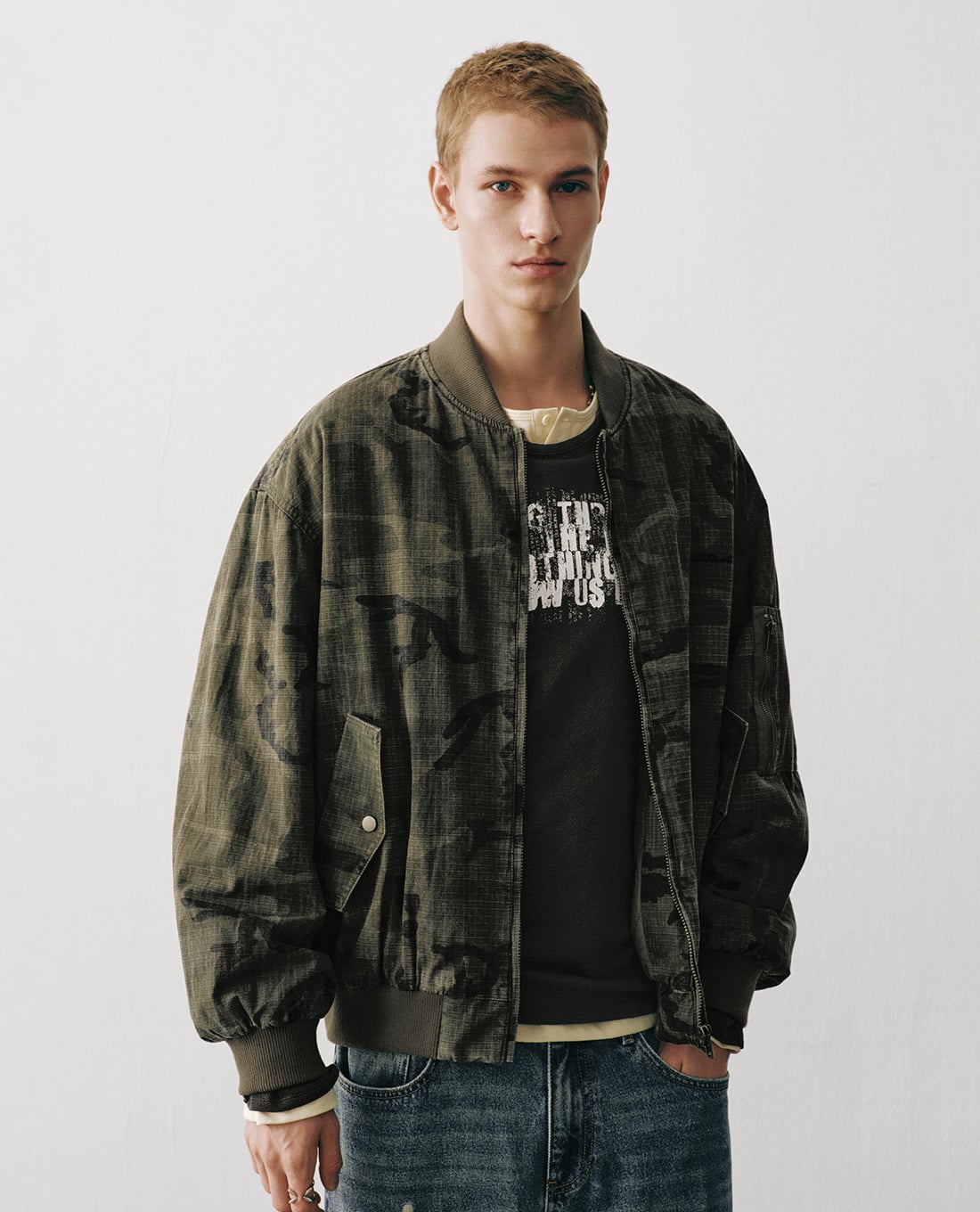 URBAN REVIVO - Áo khoác bomber nam tay dài phối túi
