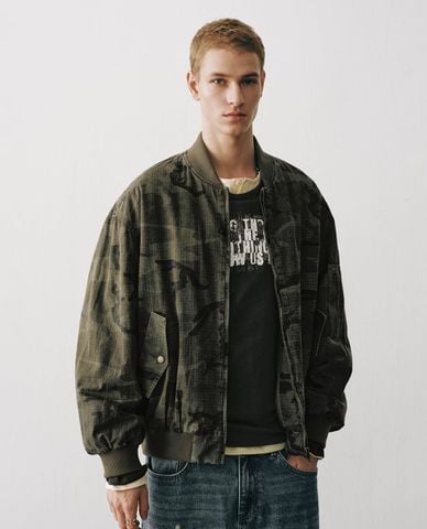  URBAN REVIVO - Áo khoác bomber nam tay dài phối túi 