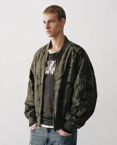  URBAN REVIVO - Áo khoác bomber nam tay dài phối túi 