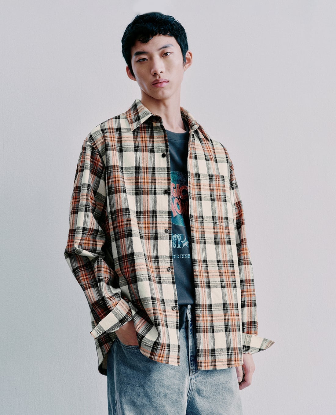 URBAN REVIVO - Áo sơ mi nam cổ bẻ tay dài họa tiết caro