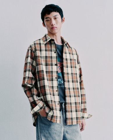  URBAN REVIVO - Áo sơ mi nam cổ bẻ tay dài họa tiết caro 