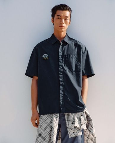  URBAN REVIVO - Áo sơ mi nam cổ bẻ tay ngắn phối patch 