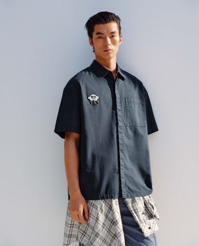  URBAN REVIVO - Áo sơ mi nam cổ bẻ tay ngắn phối patch 