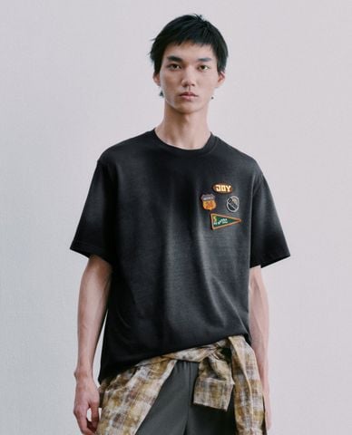  URBAN REVIVO - Áo thun nam cổ tròn tay ngắn phối sticker 