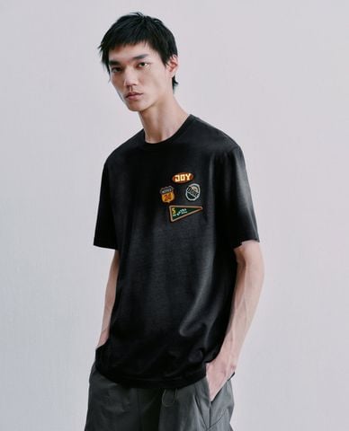  URBAN REVIVO - Áo thun nam cổ tròn tay ngắn phối sticker 