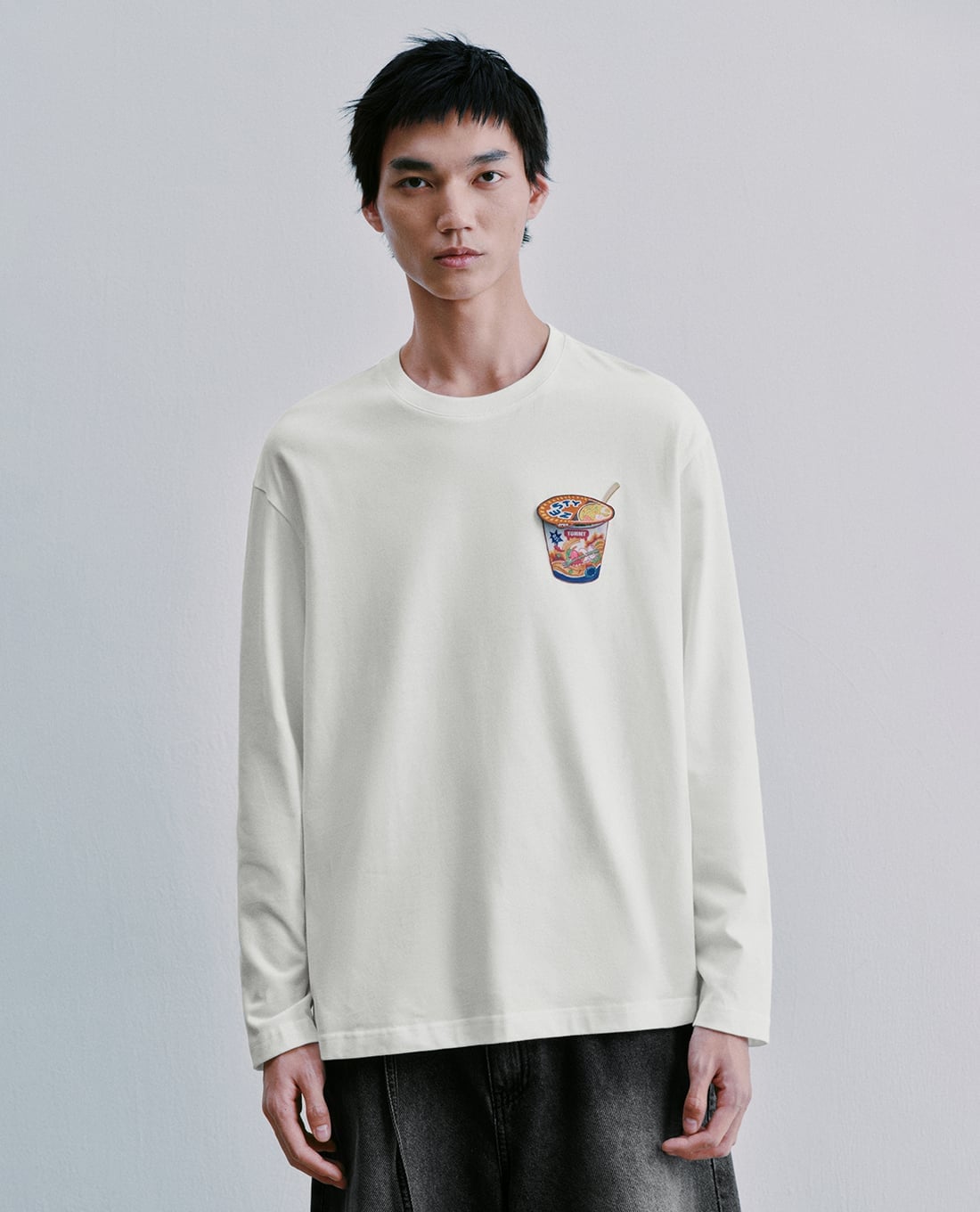 URBAN REVIVO - Áo thun nam cổ tròn tay dài in hình