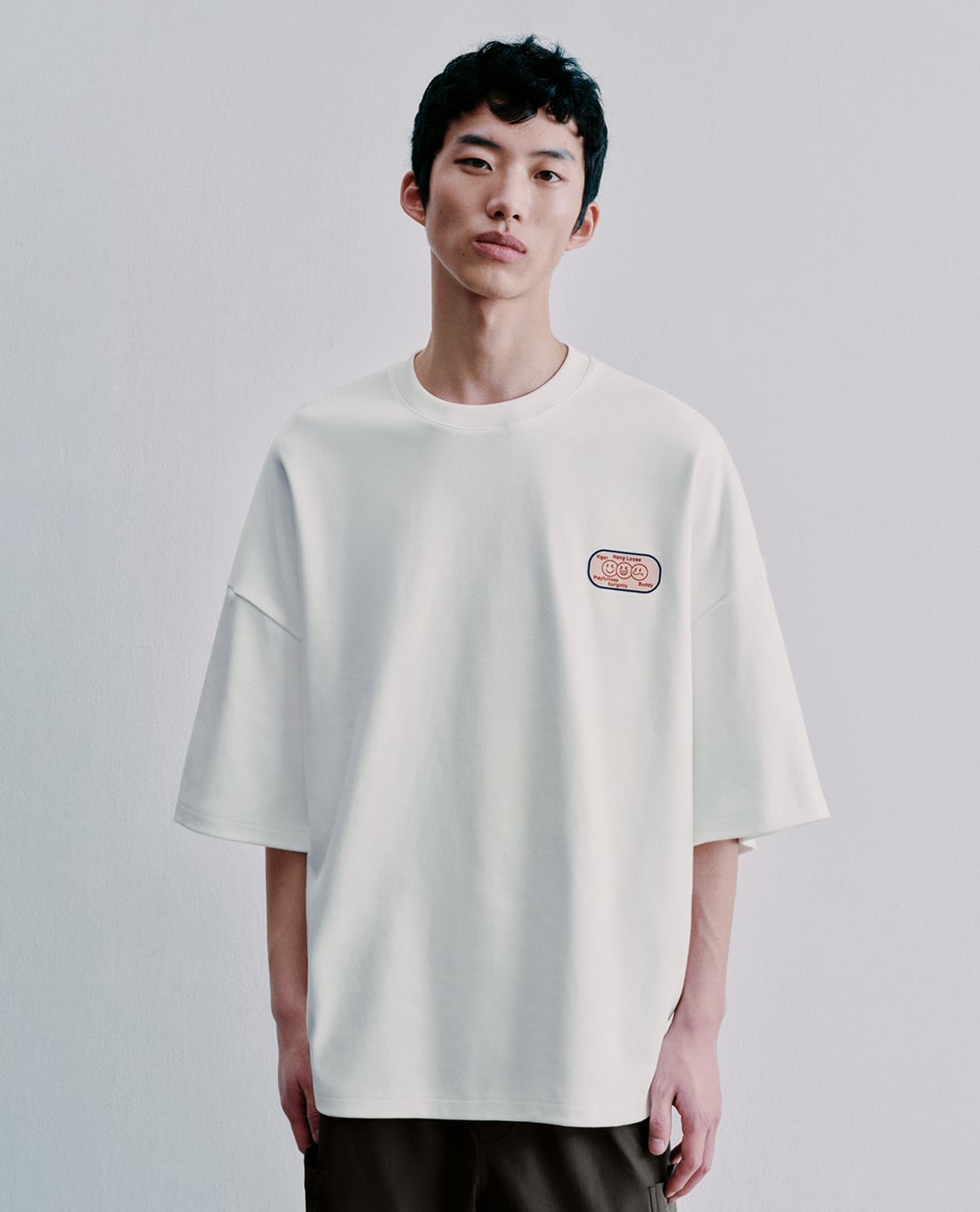 URBAN REVIVO - Áo thun nam cổ tròn tay ngắn in hình