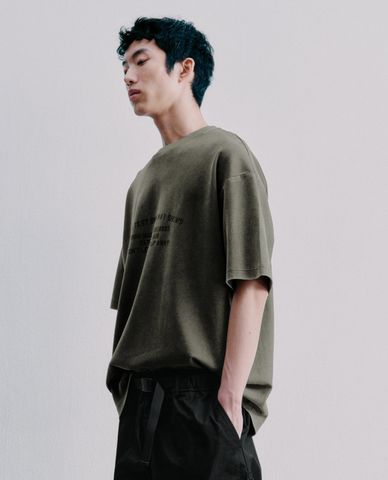  URBAN REVIVO - Áo thun nam cổ tròn tay ngắn in chữ 