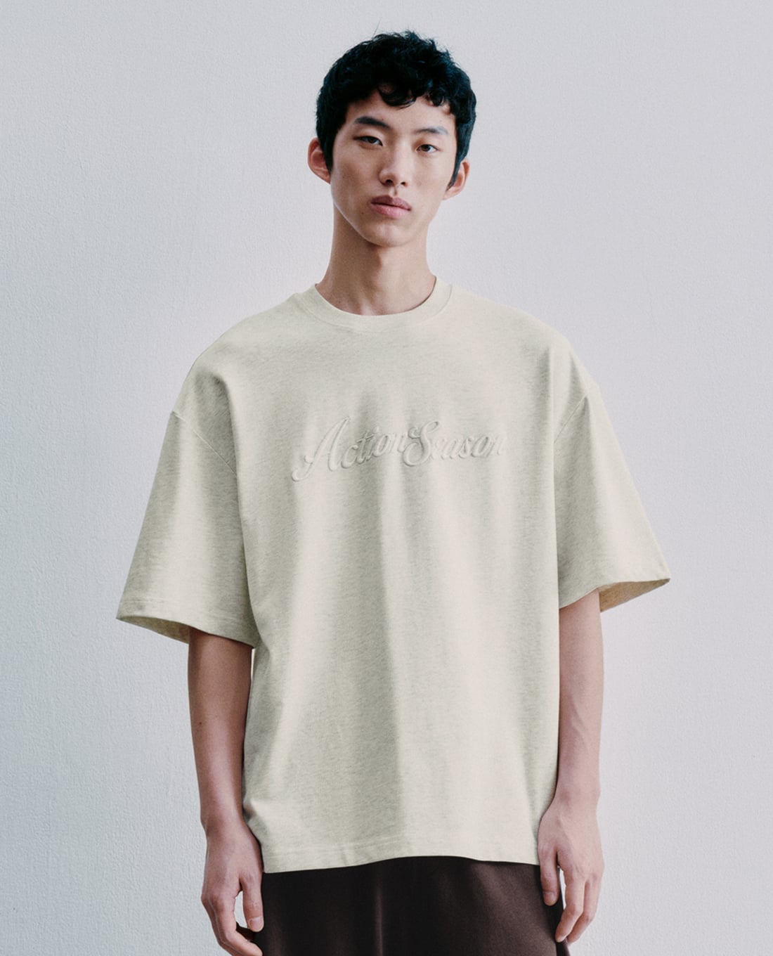 URBAN REVIVO - Áo thun nam cổ tròn tay ngắn in chữ