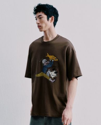  URBAN REVIVO - Áo thun nam cổ tròn tay ngắn in hình 