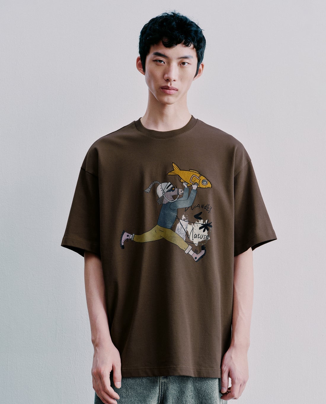 URBAN REVIVO - Áo thun nam cổ tròn tay ngắn in hình