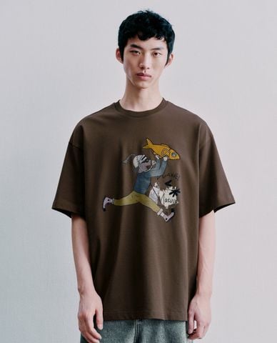  URBAN REVIVO - Áo thun nam cổ tròn tay ngắn in hình 