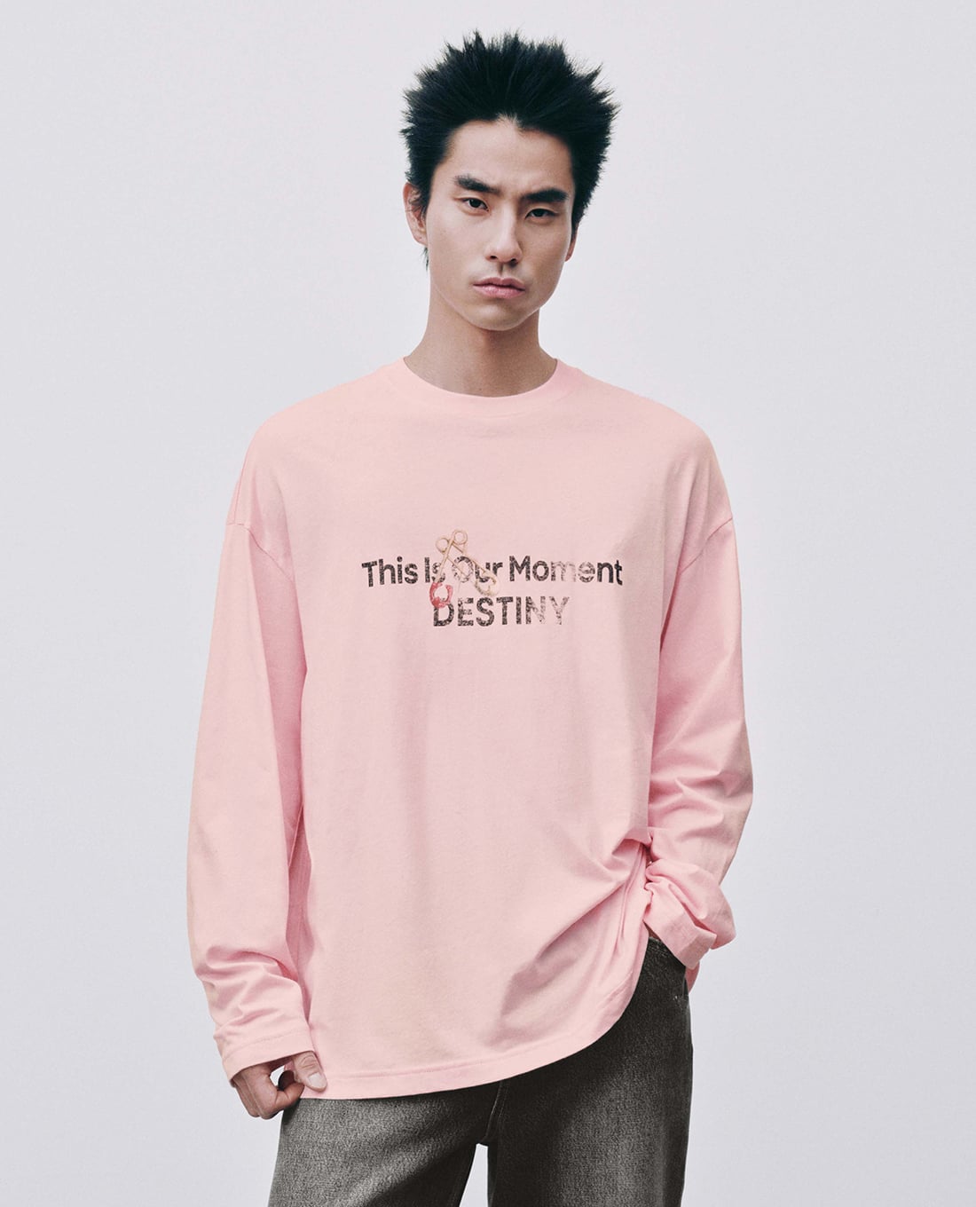 URBAN REVIVO - Áo thun nam cổ tròn tay dài in chữ