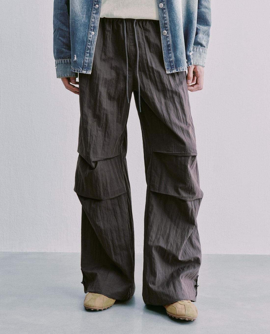 URBAN REVIVO - Quần nam ống rộng xếp nếp