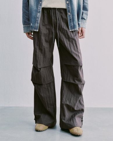  URBAN REVIVO - Quần nam ống rộng xếp nếp 