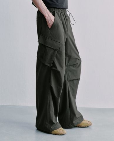  URBAN REVIVO - Quần nam ống rộng xếp li túi hộp 