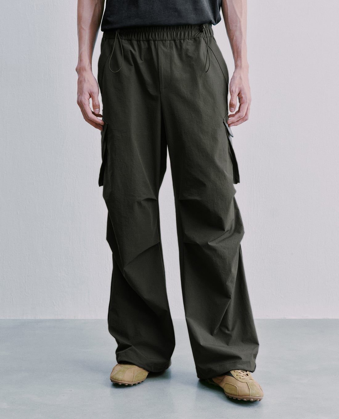 URBAN REVIVO - Quần nam ống rộng xếp li túi hộp